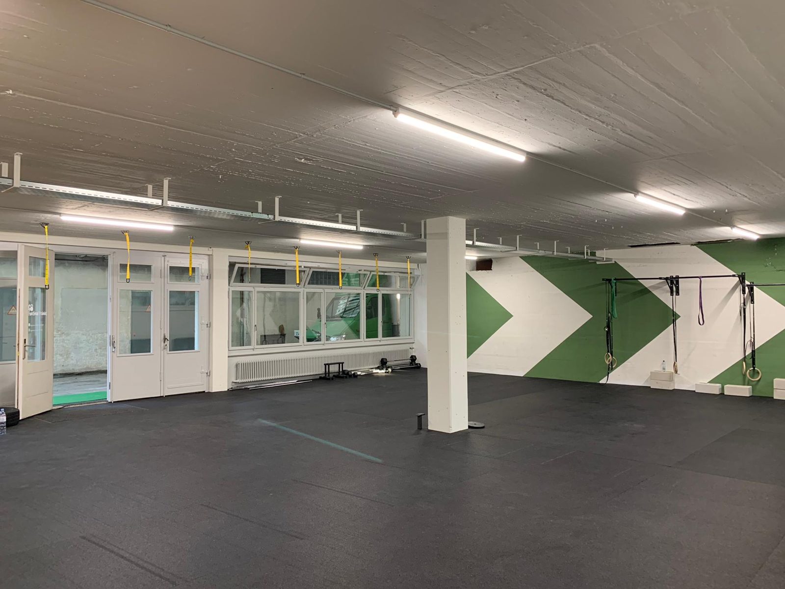 Sportstudio (Gymnastik/Yoga/Pilates/Tae bo/Fitnessboxen/Bewegungstherapie, Krav Maga, Kampfkunst usw., weiteres Bild