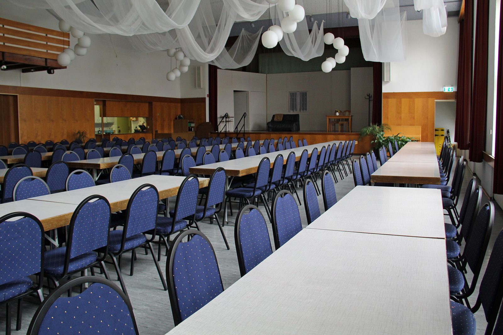 Saal mit Bühne, weiteres Bild